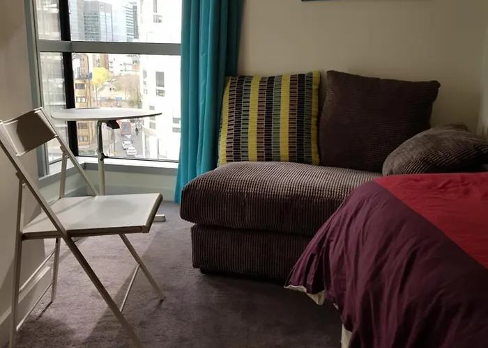 Private Room In Luxury Canary Wharf Apartment